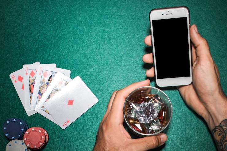 Pengguna sedang melakukan login menggunakan perangkat smartphone